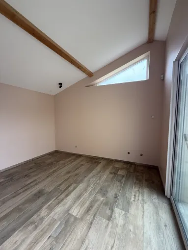 Remise en peinture simple d’une chambre d'un appartement à Grézieu-la-Varenne