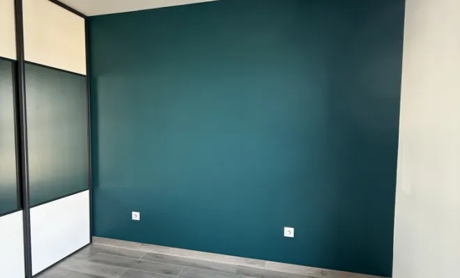 Pose d’une teinte sur un mur dans un bureau 
